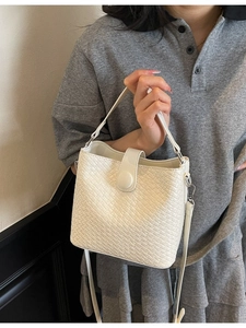 Sac seau tressé blanc crème avec texture cuir élégante et bandoulière réglable pratique