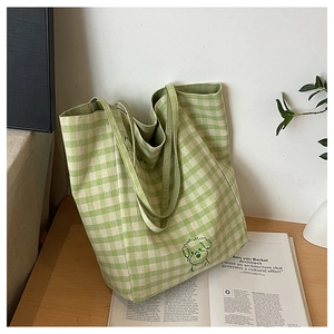 Détail du grand sac cabas en toile à carreaux verts avec illustration de chien mignon