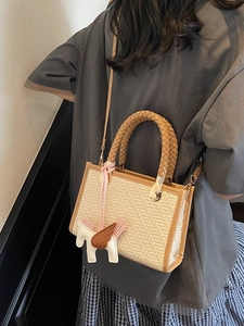 Sac à main beige tissé minimaliste avec finitions en cuir brun et anses tressées