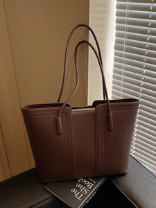 Grand sac cabas marron foncé en cuir grainé avec longues anses pour le bureau chic