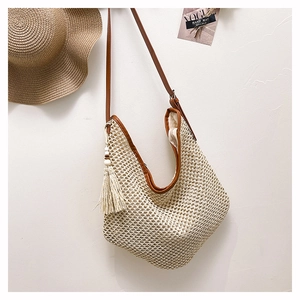 Detailansicht der gewebten Hobo-Bag mit Textur aus Naturfaser und braunem Lederbesatz