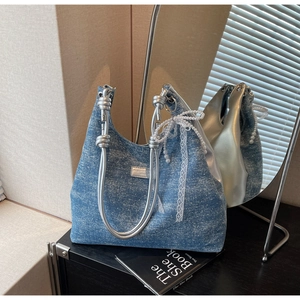 Sac sous le bras en denim bleu avec anse à nœud argenté et nœud en dentelle et perles