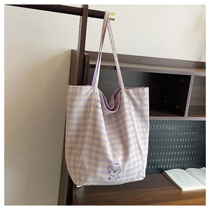 Détail du sac cabas en toile à carreaux violets avec broderie de chien de dessin animé