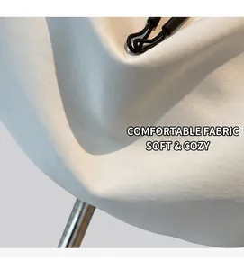 Primer plano de tela de punto blanca con cordón ajustable negro y topes cilíndricos