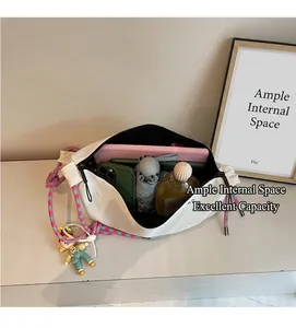 Interior de bolso bandolera de lona blanca que muestra espacio para tabletas y objetos