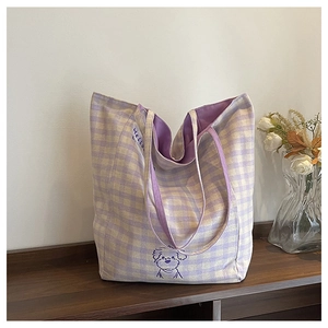 Détail du sac cabas en toile vichy violet avec motif chien de dessin animé et étiquette