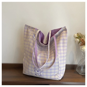 Détail du sac fourre-tout en toile à carreaux violets avec imprimé chiot et anses solides