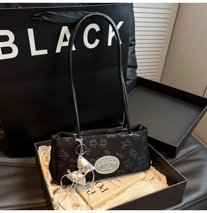 Dettaglio borsa sottobraccio in nylon nero con trama jacquard orso e ciondolo a fiocco