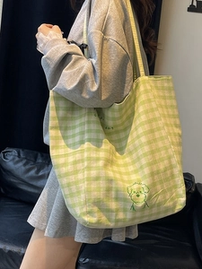 Sac fourre-tout en toile à carreaux verts avec imprimé chien sur mannequin femme
