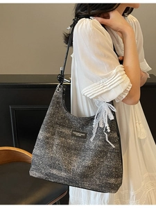 Sac sous le bras rétro chic en tissu pailleté argenté avec nœud en dentelle