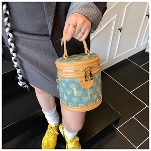 Nahaufnahme der Denim-Beuteltasche mit Used-Monogramm-Mustern und Lederbesatz-Details
