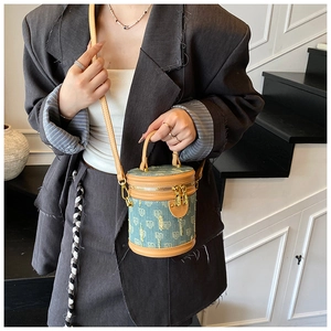 Detail der hellblauen Denim-Beuteltasche mit Herzmustern und Lederbesatz