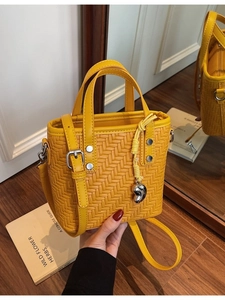 Borsa a Secchiello da Donna alla Moda in Pelle PU con Texture Intrecciata Borsa a Tracolla Minimalista con Ciondolo a Cuore in Metallo