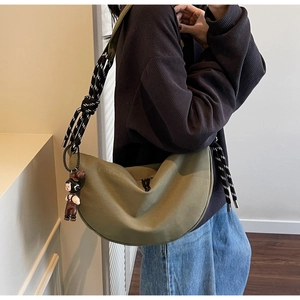 Bolso hobo de lona verde con logo y correa de cuerda decorativa con mascota de dibujos