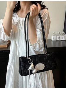 Borsa a spalla in nylon nero con texture a cuore e ciondolo a fiocco argentato lucido