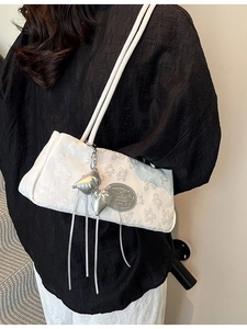 Borsa a spalla bianca in nylon testurizzato con fiocco argentato e patch del brand