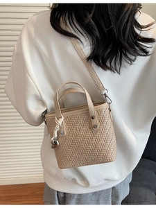 Borsa a tracolla beige intrecciata da donna con ciondolo a cuore e doppi manici corti