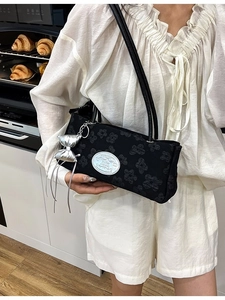 Borsa a spalla in nylon nero a trama floreale 3D con ciondolo a fiocco argento