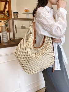 Gewebte hobo-umhängetasche in creme mit braunem lederbesatz und quaste für den strand