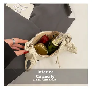 Innenkapazität der beigen Leder-Hörnchentasche mit Platz für tägliche Essentials