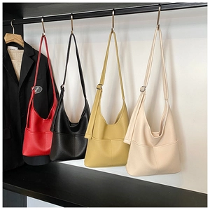 Detailansicht großer Hobo-Taschen aus Kunstleder mit Außentaschen in vier klassischen Farben