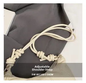 Detail des verstellbaren Knotenschultergurts der cremeweißen Knödel-Tasche
