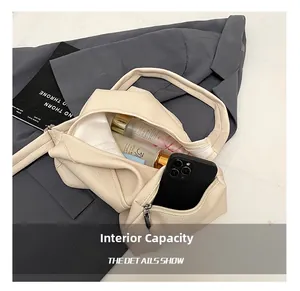 Detail der Innenseite einer beigen Shopper-Tasche mit Lychee-Maserung und großem Fach