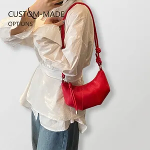 Detail der roten Hobo-Tasche aus Leder mit geknotetem Riemen und sichtbaren Nähten