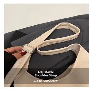 Detail eines verstellbaren Schultergurts mit Silberschnalle an Leder-Tote-Bag mit Narbung