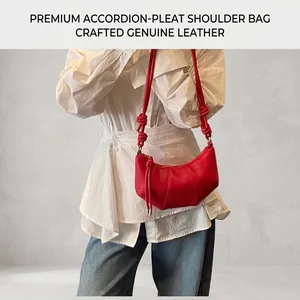 Detail der roten Hobo-Tasche mit Lederstruktur und dekorativem Knoten-Schultergurt