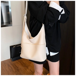 Detailansicht der cremeweißen Hobo-Tasche aus Narbenleder mit Fronttasche für den Alltag