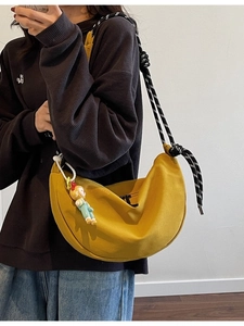 Bolso bandolera amarillo de media luna con correa de cuerda gruesa y lindo colgante