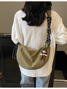 Bolso bandolera de media luna verde militar minimalista con correa de cuerda y colgante