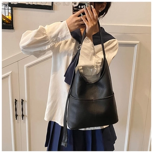 Detailaufnahme der schwarzen Hobo-Tasche aus Leder mit Lychee-Narbe und Kreuznaht