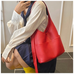 Detailansicht der roten Tote Bag aus Leder mit Litschi-Muster und Fronttaschen