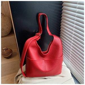 Detail der roten großen Hobo-Tasche aus Litschileder mit Vordertasche und Schattenspiel