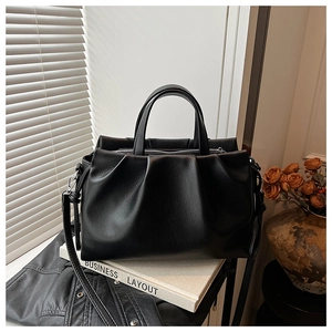 Detailed close-up of black pleated tote bag with荔枝 grain texture and silver hardware zipper