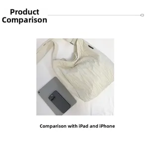 Confronto dimensioni della borsa tote in tela plissettata con iPad e iPhone