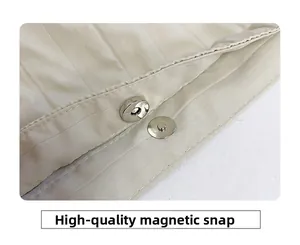 Dettaglio della chiusura magnetica di alta qualità sulla borsa tote in tela beige