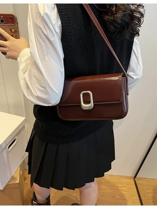 Elegante bolso de hombro cuadrado de cuero burdeos con hebilla dorada en modelo