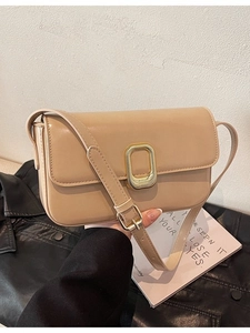 Bolso de hombro beige minimalista con hebilla dorada y correa de cuero para mujer