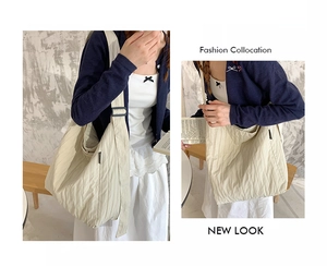 Dettaglio della borsa tote grande in tela trapuntata beige con trama a righe verticali