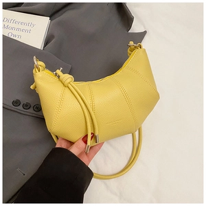 Detail der gelben Hobo-Tasche mit Steppung und Knotendetail am Schultergurt aus Leder