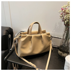 Detailansicht der beigen Plissee-Beuteltasche aus weichem Leder mit Kordelzug-Design