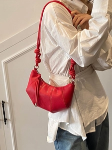 Minimalistische rote Halbmondtasche mit Litschistruktur und Knotengurt für Damen