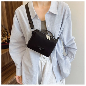 Détail du sac bandoulière noir avec sangle large réglable et double fermeture éclair