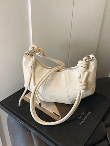 Minimalistische beige Beuteltasche mit geknotetem Ledergriff und Lychee-Struktur