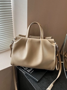 Minimalistische beige Beuteltasche mit plissiertem Leder und verstellbarem Riemen im Licht