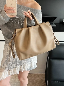 Khaki gefaltete Leder-Beuteltasche mit Narbenleder und verstellbarem Schultergurt