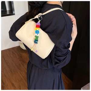 Borsa sottobraccio in pelle martellata crema con ciondolo a perline CHLOEWU colorato